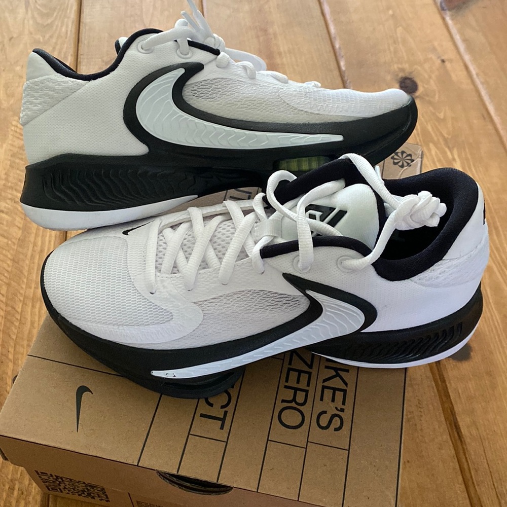 Boys Giannis basketball shoes